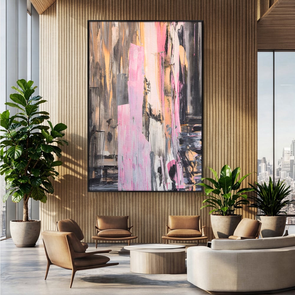 Tablou canvas cu pictura abstracta cu dungi roz, in rama de aluminiu negru, pe perete intr-un birou